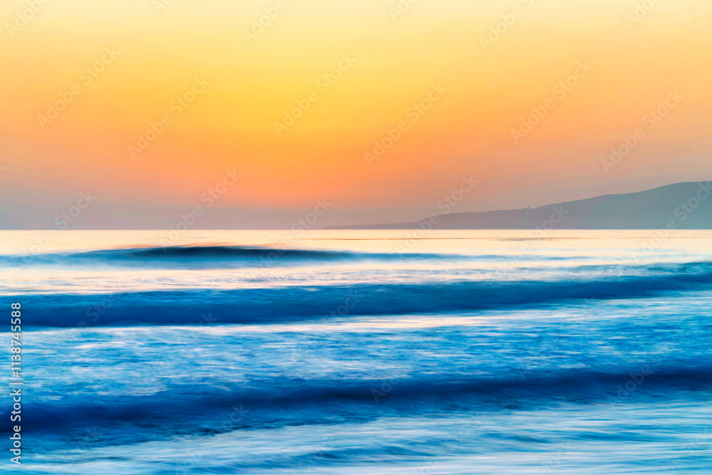 Obraz premium Sunset over ocean, sea, at sunrise