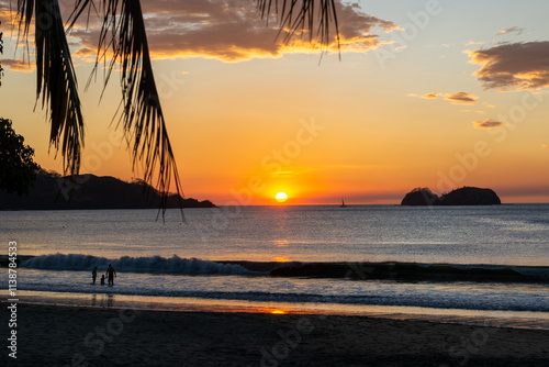 Fototapeta Naklejka Na Ścianę i Meble -  panoramic view of sunset at coco beach costa rica