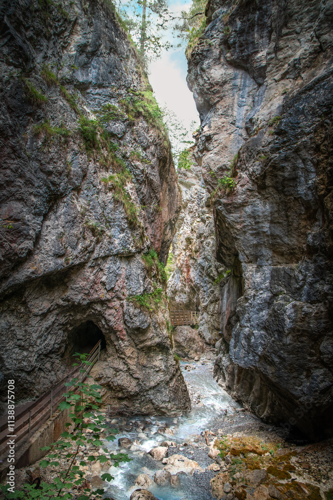 Obraz premium Through-the-gorge view of dramatic rocky narrow Rosengarten hiking trail, Austria