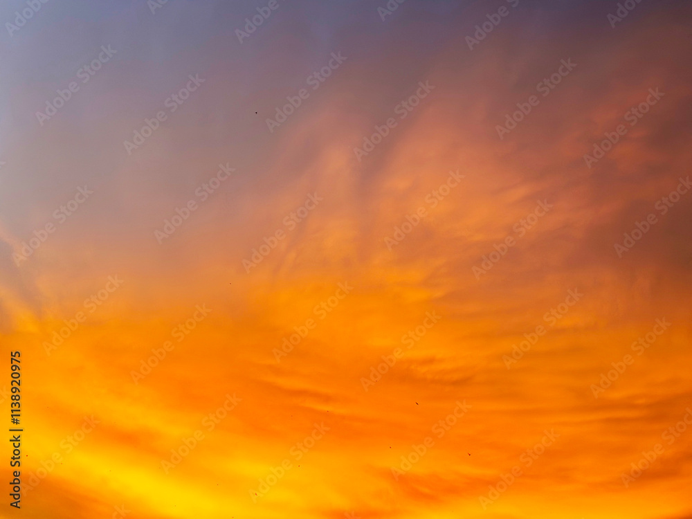 Obraz premium Beautiful fiery sky in the evening