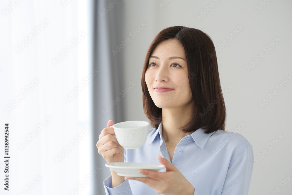 コーヒーブレイクをする女性 コーヒーブレイクをする女性