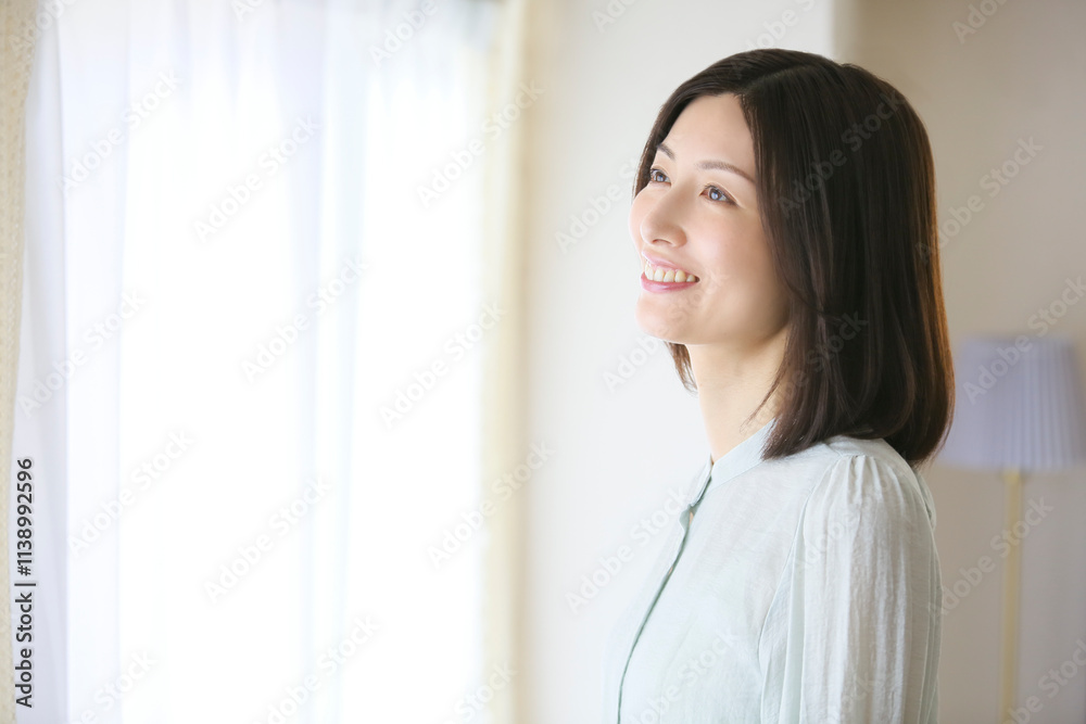窓辺に立つ女性 窓辺に立つ女性
