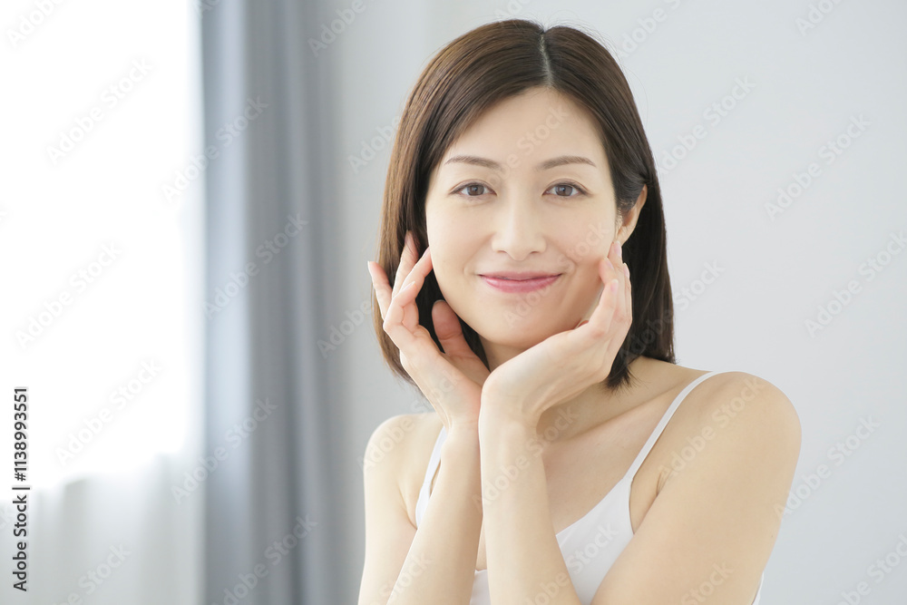 フェイスケアをする女性 フェイスケアをする女性