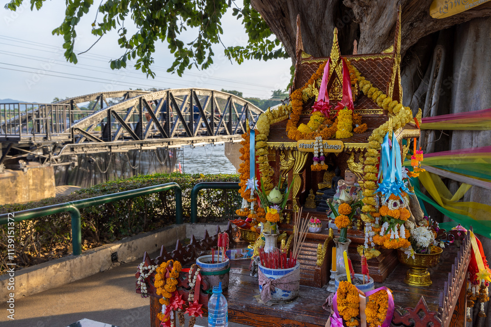 Obraz premium The railway bridge on the historical Kwai River in Kanchanaburi, Thailand