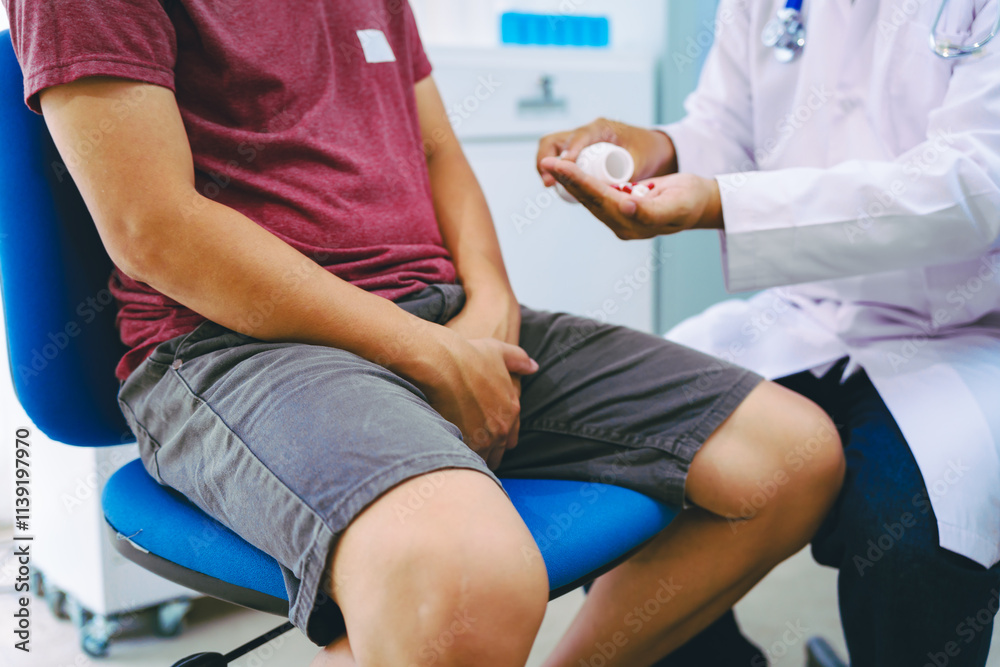 Obraz premium A man suffering from urinary tract infections visits a doctor at the examination table in a hospital.symptoms, discusses benign prostatic hyperplasia (BPH), and provides advice and treatment