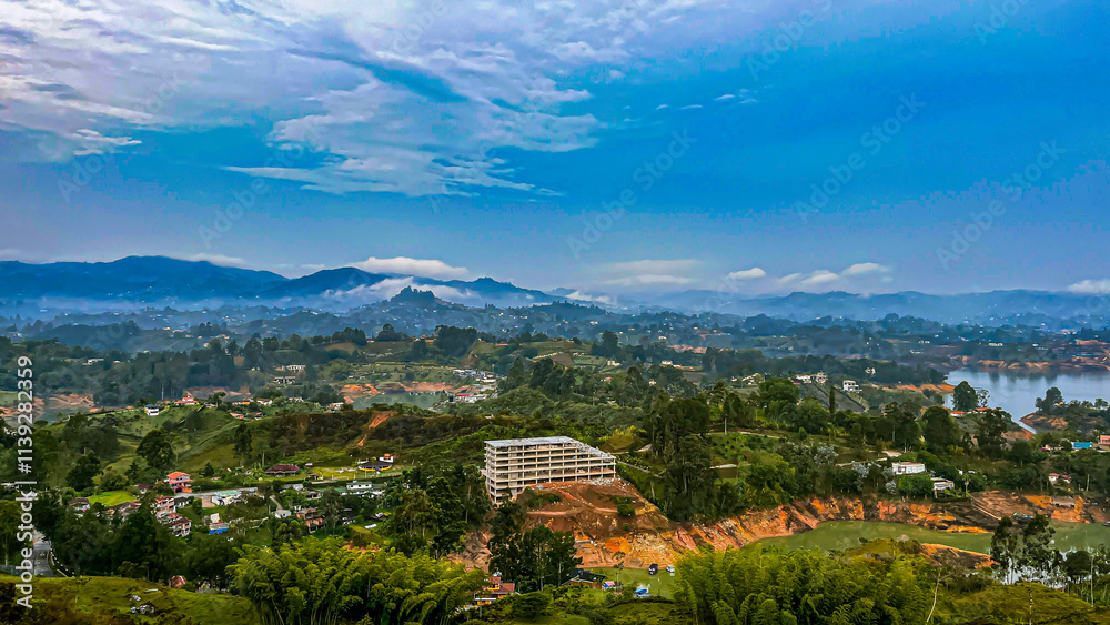 Obraz premium Vista panorámica desde la cima de El Peñón ubicado en Guatape, Antioquia, Colombia.