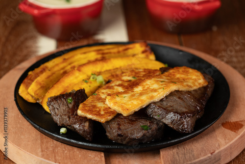 carne de sol, queijo, batatas, prato, restaurante