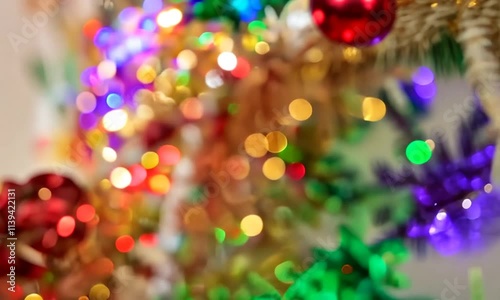 Bokeh lumineux laissant deviner des décorations de Noël dans le sapin et les guirlandes lumineuses, ambiance festive et chaleureuse photo