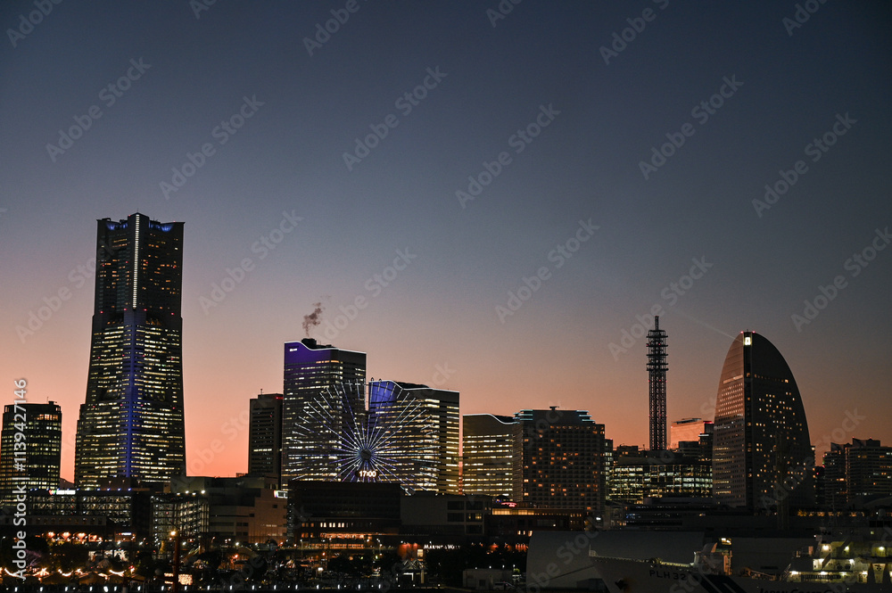 Obraz premium 日本横浜みなとみらいの夕景の都市イメージ