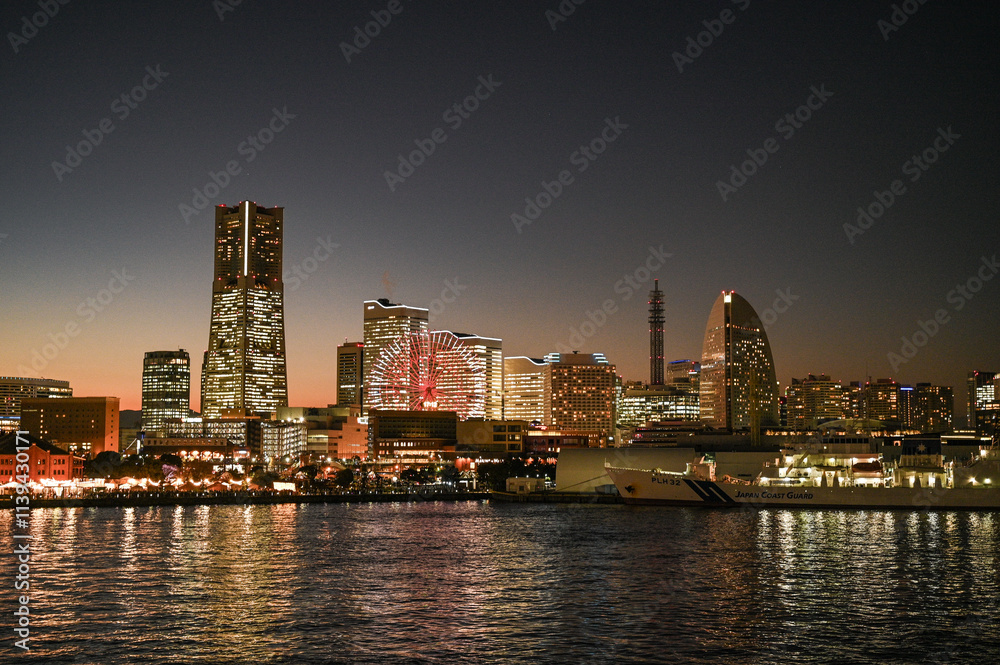 Fototapeta premium 日本横浜みなとみらいの夕景の都市イメージ