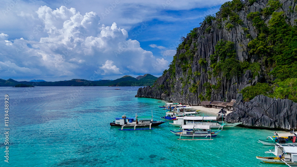 Obraz premium Idyllic Tropical Cove with Turquoise Waters and Traditional Boats
