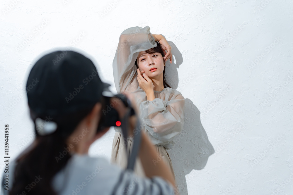 撮影風景・女性モデルに支持を出すカメラマン 撮影風景・女性モデルに支持を出すカメラマン