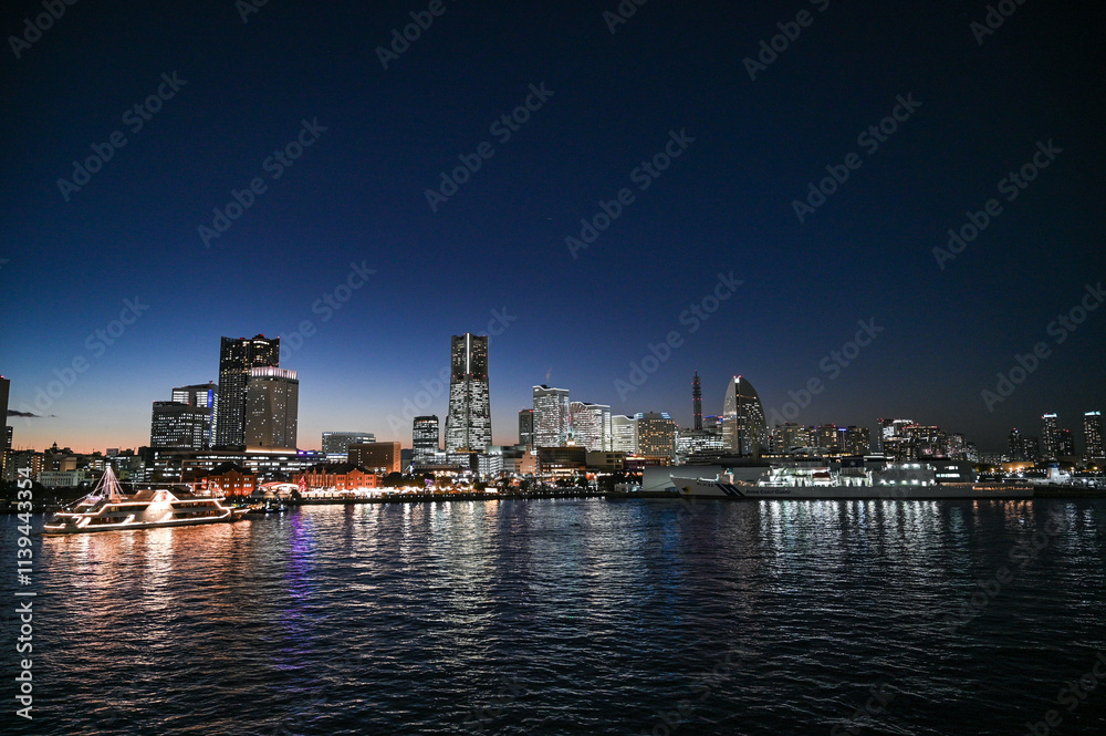 Fototapeta premium 横浜みなとみらいの夜景の都市イメージ