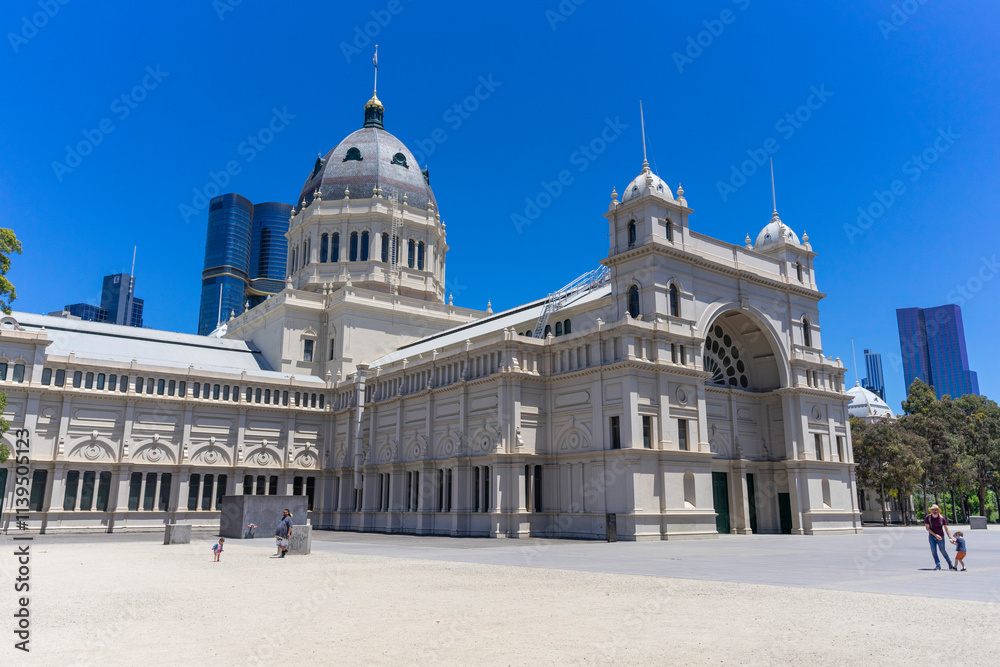 Obraz premium Royal Exhibition Building with blue sky near Carlton Gardens in Melbourne, Australia