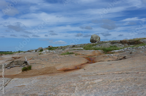 Felsenküste Trönninge in Schweden - Felsblock photo