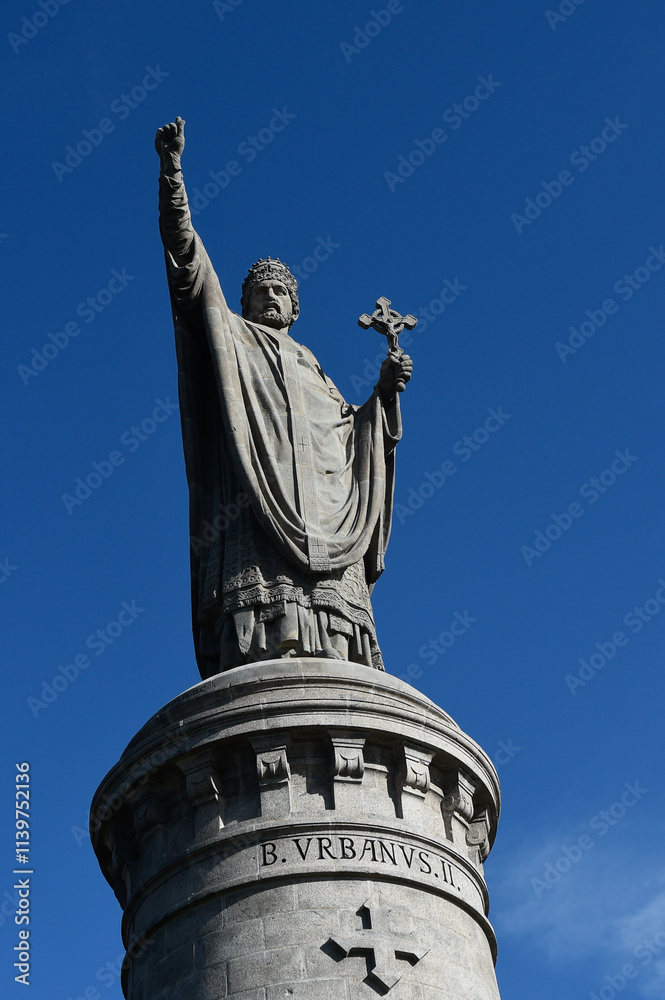 Fototapeta premium La statue du pape Urbain II , à Châtillon-sur-Marne, sa ville natale en Champagne