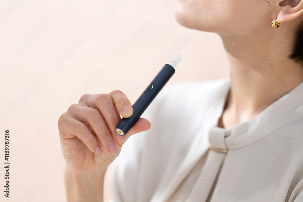 電子タバコ・女性 電子タバコ・女性