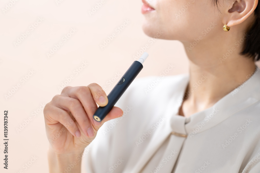電子タバコ・女性 電子タバコ・女性