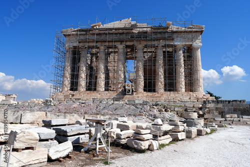 Tempel Parthenon auf der Akropolis in Athen, Griechenland, Europa, Antike, Architektur, alt, Säulen, Säule, Gerüst, Bauwerk, Bauarbeiten photo