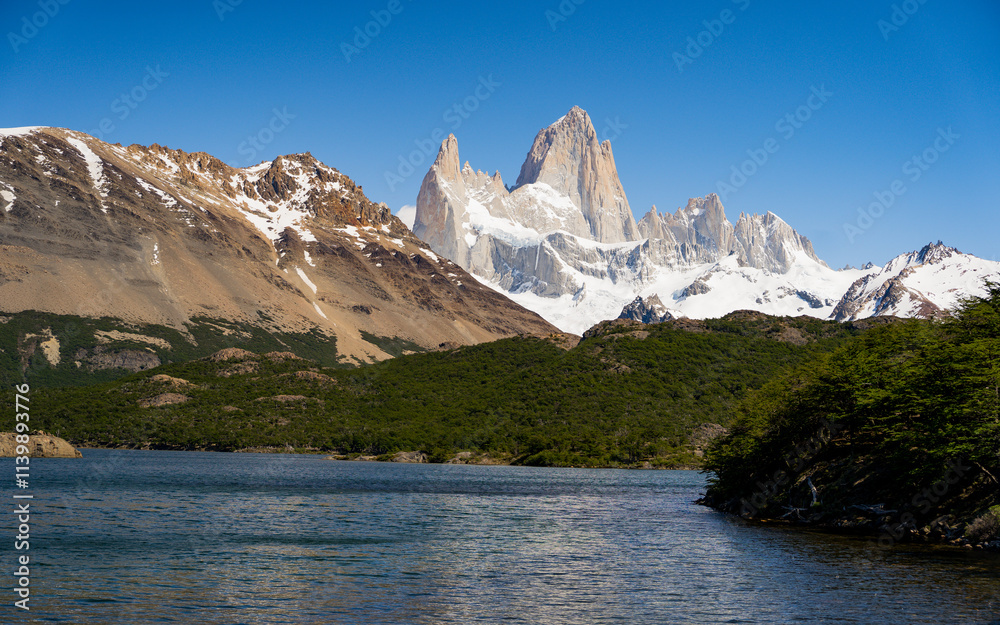 Obraz premium A serene view of Mount Fitz Roy in Patagonia, Argentina, captures the majesty of this iconic peak at sunrise. Ideal for promoting outdoor adventures, nature conservation. glow of the morning sky