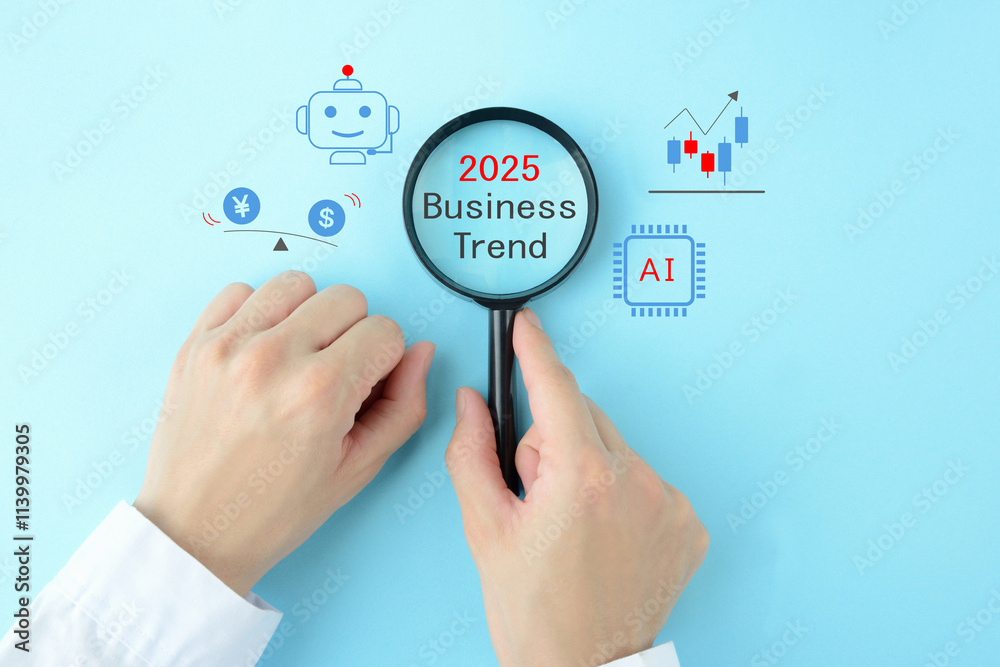 虫眼鏡で2025年のビジネストレンドを分析する人物のイメージ画像