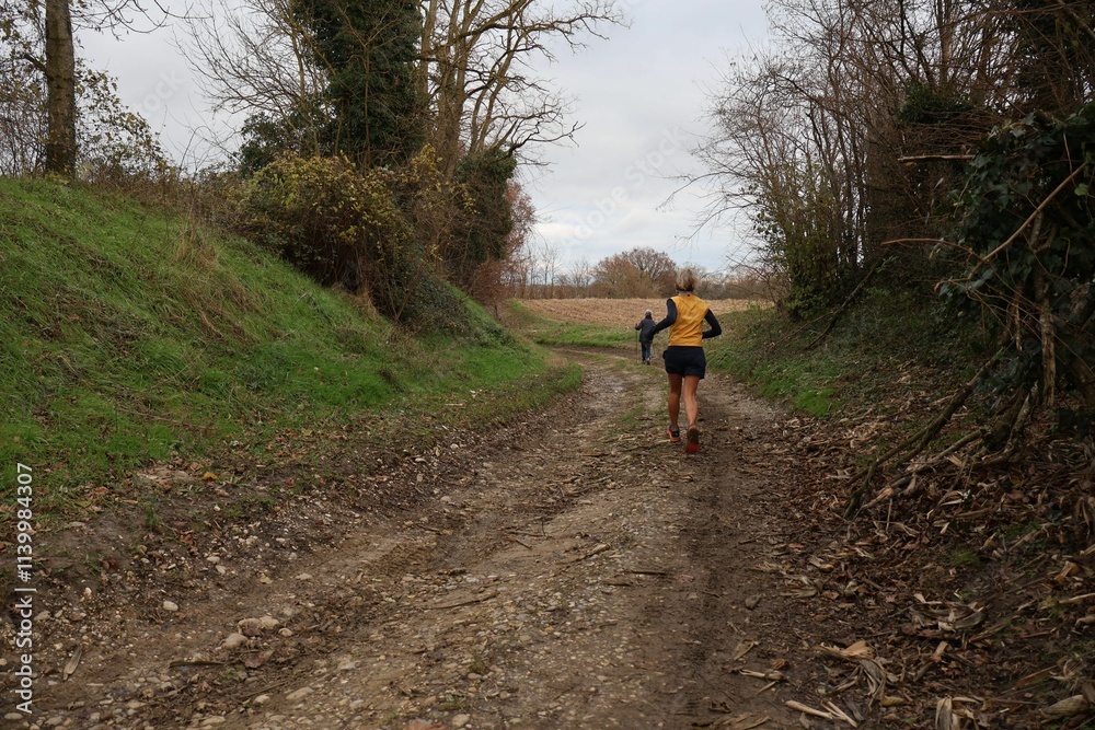 joggeuse avec un maillot jaune dans la campagne joggeuse avec un maillot jaune dans la campagne