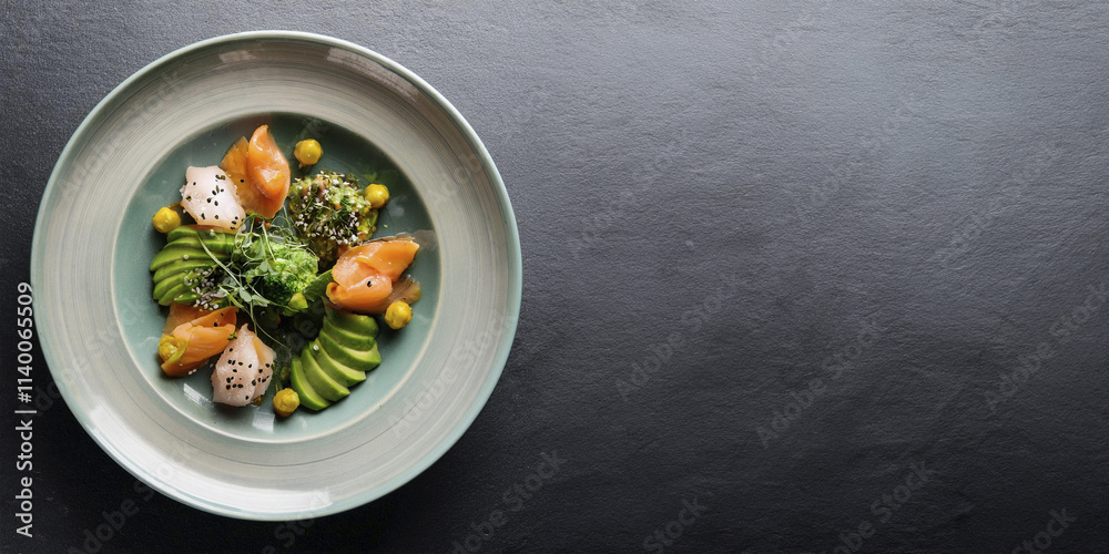 Prato de comida saudável, com saladas, frutas, oleaginosas, proteína, Fundo em pedra escura, vista do alto, fotografia de alimentos. Espaço para escrita, texto. Alimentos, comida, saúde. Prato de comida saudável, com saladas, frutas, oleaginosas, proteína, Fundo em pedra escura, vista do alto, fotografia de alimentos. Espaço para escrita, texto. Alimentos, comida, saúde.