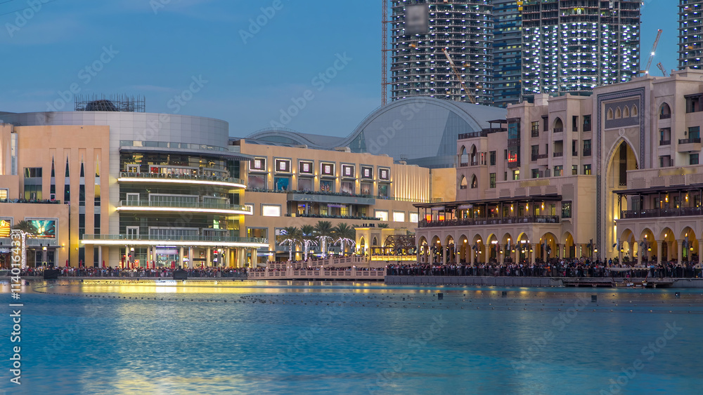 Obraz premium The Dancing Fountain of Dubai and lake day to night timelapse at dusk in Dubai, UAE.