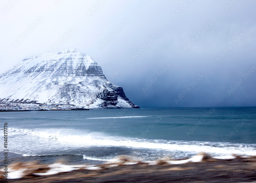 Fototapeta premium waves crashing on the beach
