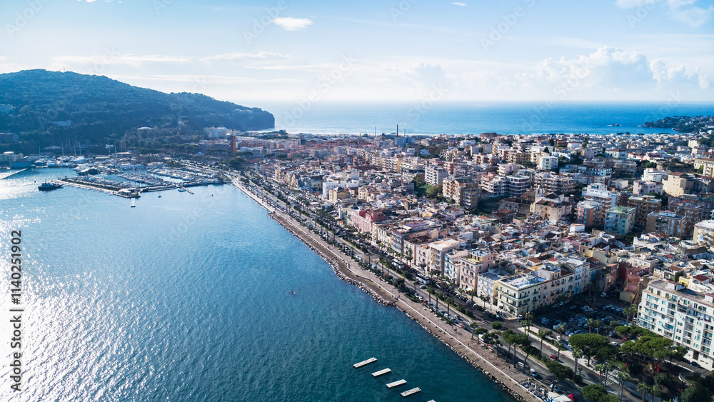 Vista aerea del litorale di Gaeta fino al borgo mediavale Vista aerea del litorale di Gaeta fino al borgo mediavale