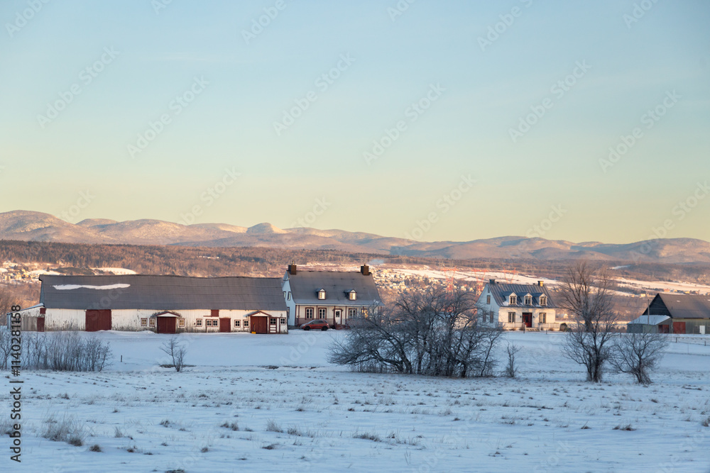 Φωτογραφία Winter farmland landscape seen at dawn, with old barn and houses, and the Lauren