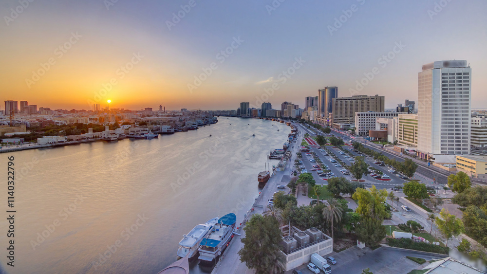 Obraz premium Dubai creek landscape at sunset timelapse with boats and ship near waterfront