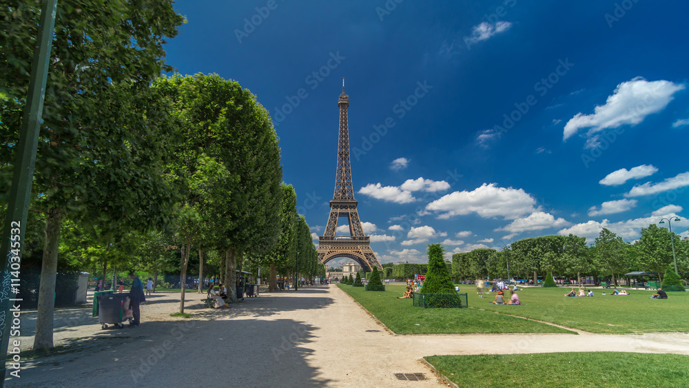Naklejka premium Eiffel Tower on Champs de Mars in Paris timelapse hyperlapse, France