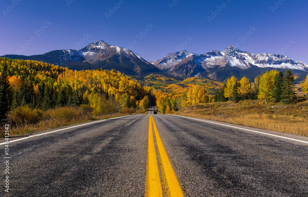 Fototapeta premium Autumn mountain road. Road to autumn mountains