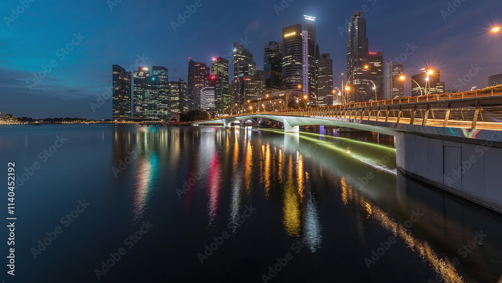 Obraz premium Esplanade bridge and downtown core skyscrapers in the background Singapore night to day timelapse