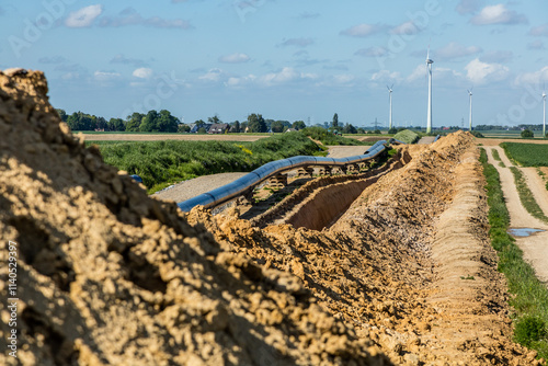 Graben für Rohrleitung auf Baustelle im Freien