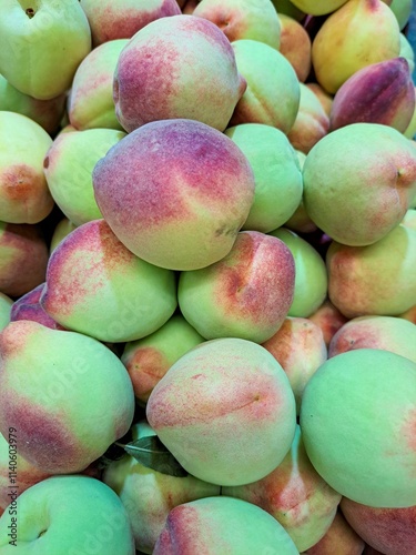 Foto Fresh peaches with reddish, velvety skin