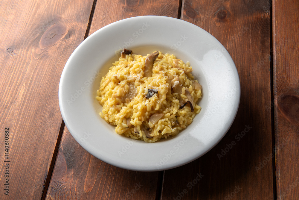 Risotto con funghi e zafferano, cibo italiano Risotto con funghi e zafferano, cibo italiano