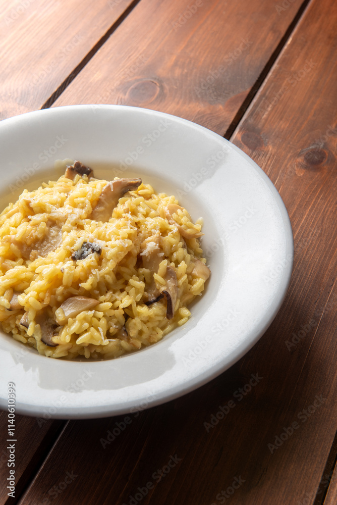 Risotto con funghi e zafferano, cibo italiano Risotto con funghi e zafferano, cibo italiano