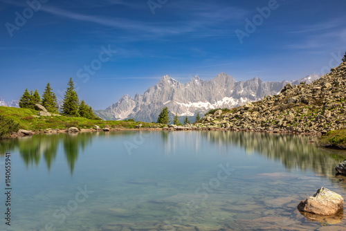 Blick über den Spiegelsee vor dem Dachstein, Steiermark, Österreich