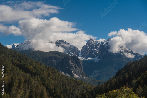 Paesaggio montano della Val di Zoldo nelle Dolomiti bellunesi in una giornata autunnale con cielo azzurro e nuvole