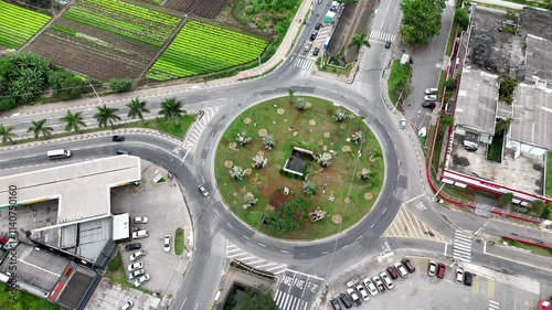 Visão aérea de uma rotatória de trânsito em Arujá, SP, mostrando o fluxo de veículos e a infraestrutura urbana em uma área movimentada da cidade photo