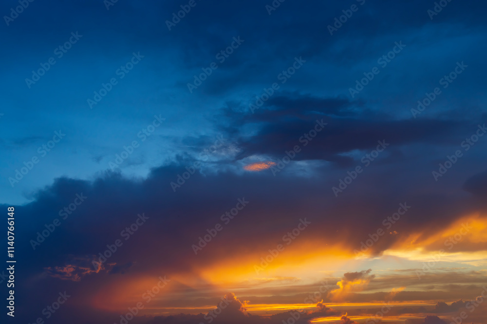 Fototapeta premium Beautiful sky with cloud before sunset