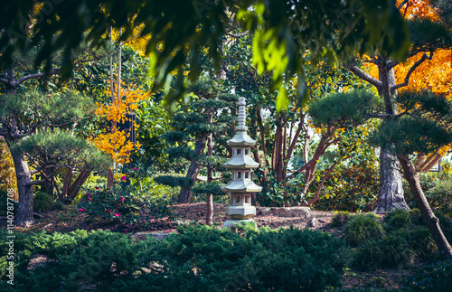 Canvas Print Japanese Zen Garden - Shrine and Shrubs