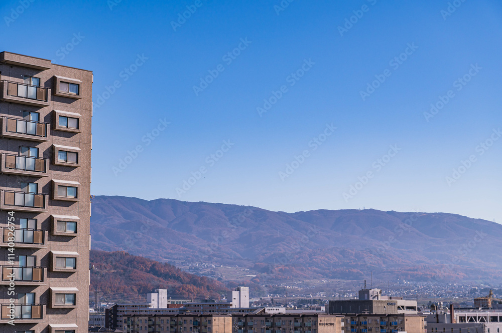 Fototapeta premium 古い団地と山 塩尻市