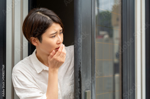 玄関から出て驚く女性