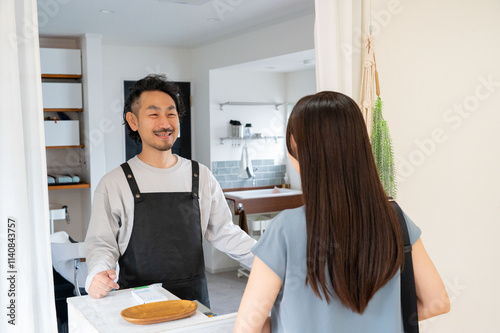 受付で応対するスタッフ