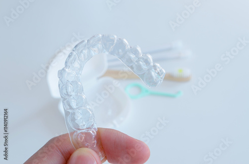Alineador dental. Ortodoncia invisible. Placa alineadora invisalign, accesorios de higiene oral y fondo blanco. 