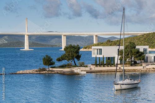 Segelboot und Villa vor der Pelješac Brücke, Brijesta, Kroatien photo