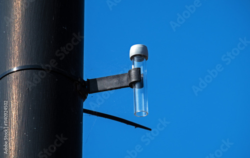 Foto A diffusion tube for measuring air pollution attached to a lamp post